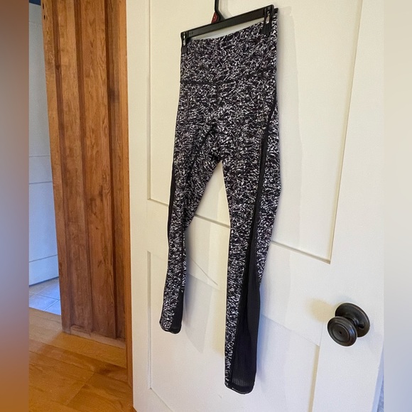 Lululemon black and white pattern align size 6, mesh down side of leg - Picture 1 of 13